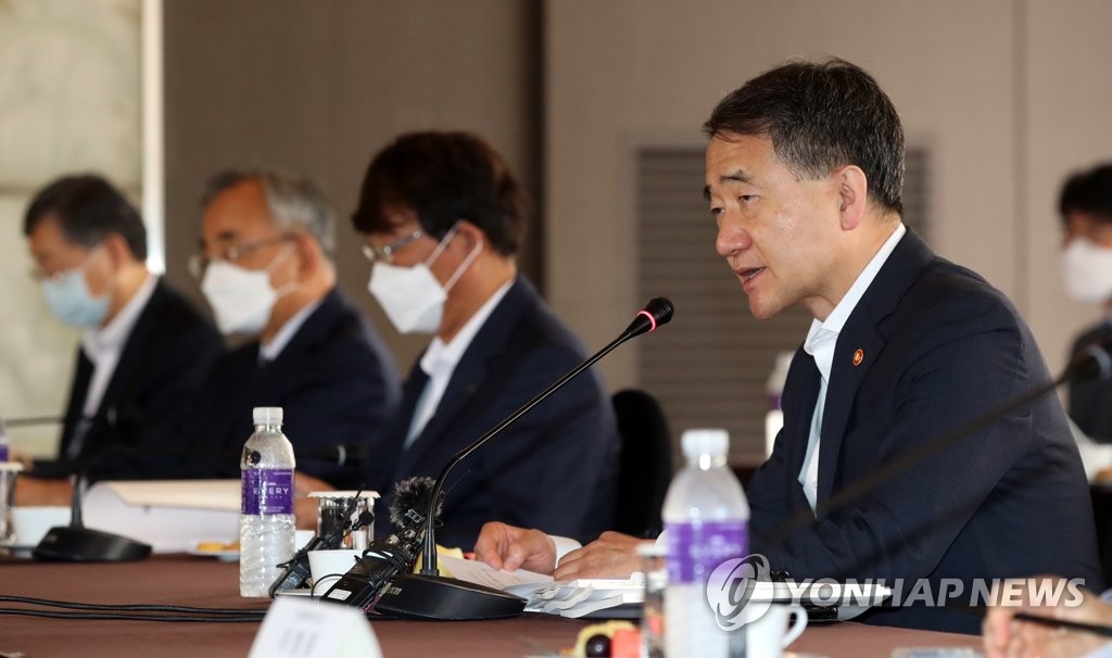 Health Minister Park Neung-hoo (R) speaks during the meeting of the NPS Fund Management Committee held in Seoul on July 31, 2020. (Yonhap)