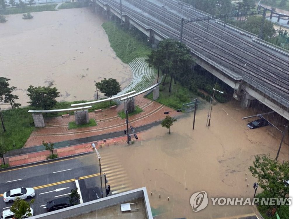 폭우로 침수된 KTX천안아산역 인근 지하도