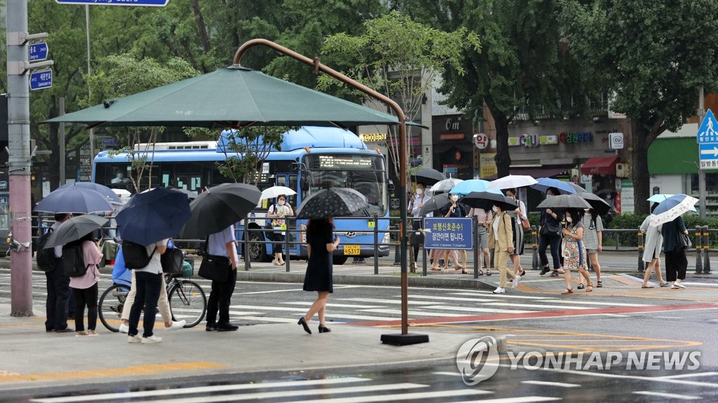우산 쓴 출근길 시민들