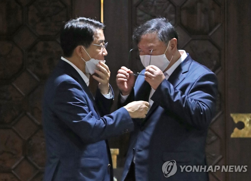 김태년-조정식, 본회의장 밖에서 대화