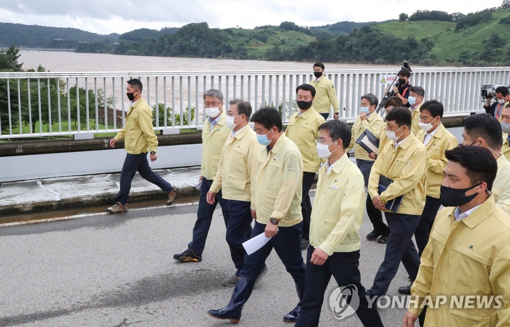 연천 군남댐 둘러보는 문 대통령