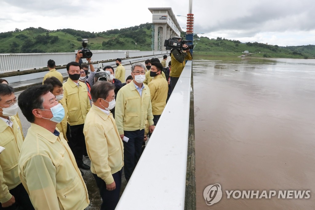 황톳빛으로 변한 연천 군남댐 바라보는 문 대통령