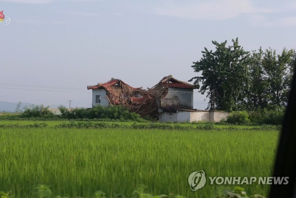지붕은 처참하게 무너지고 집은 침수되고