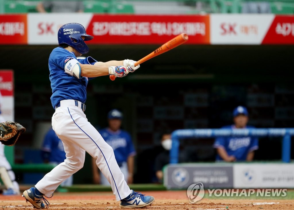 Samsung's Kim Ji-chan homers Samsung's Kim Ji-chan homers