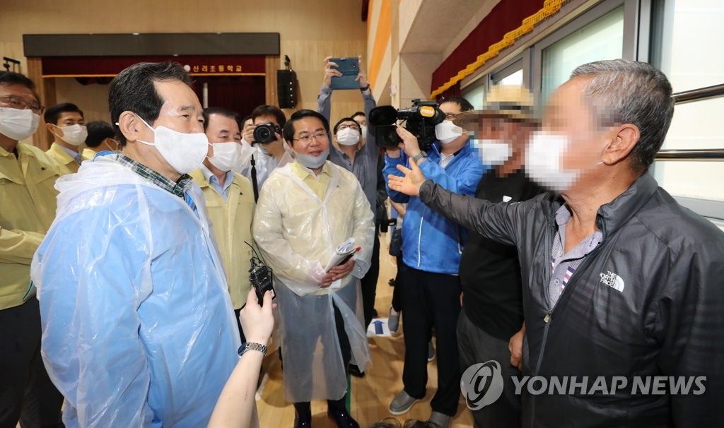 수재민 격려하는 정세균 총리