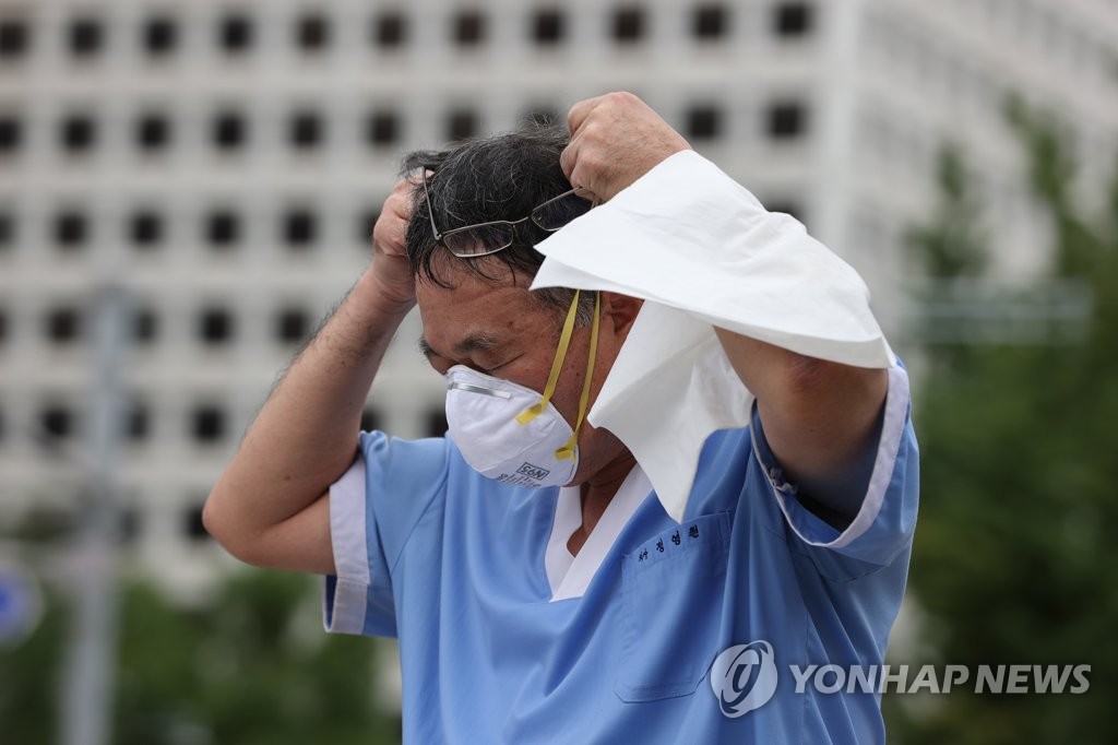 A medical staff member wears a protective mask at a makeshift clinic in southern Seoul on Aug. 10, 2020. (Yonhap)
