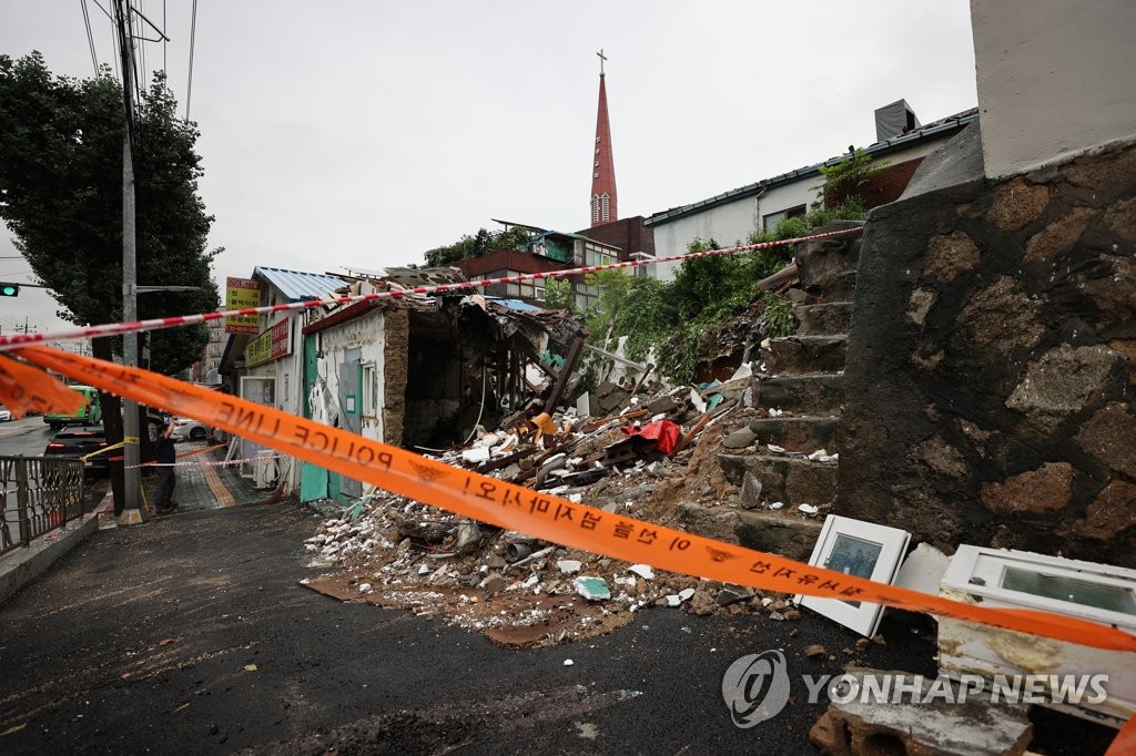 49일째 계속되는 장맛비에 무너져내린 서울 동대문구 주택
