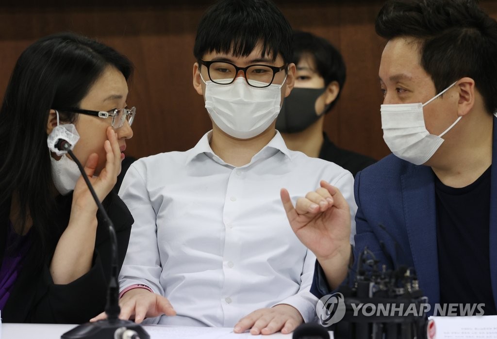대화나누는 임태훈 소장과 김보라미 변호사