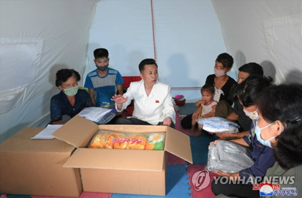 텐트에 모인 북한 수재민들