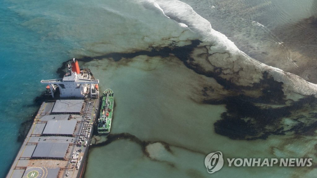 모리셔스 해안에 기름 유출하는 일본 화물선