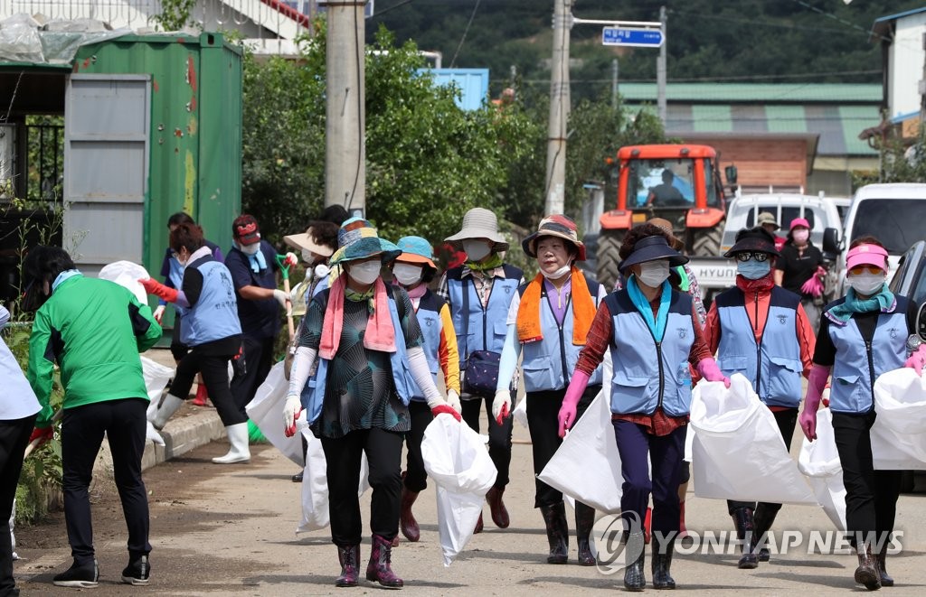 수해마을에 밀려드는 자원봉사 물결
