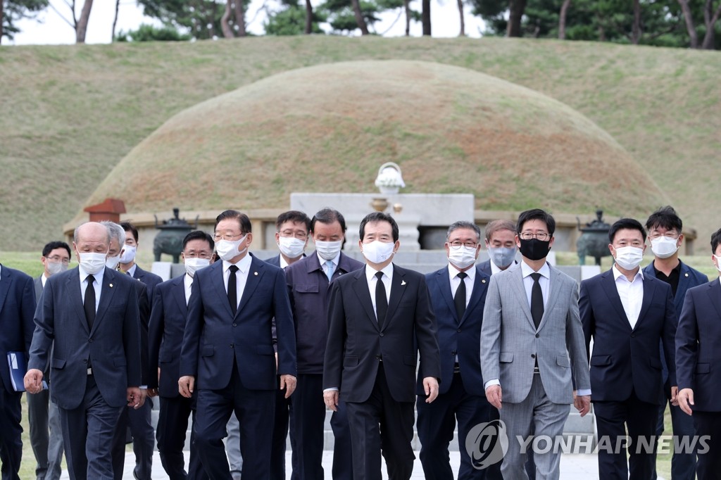 PM pays tribute to patriotic martyrs against Japan PM pays tribute to patriotic martyrs against Japan