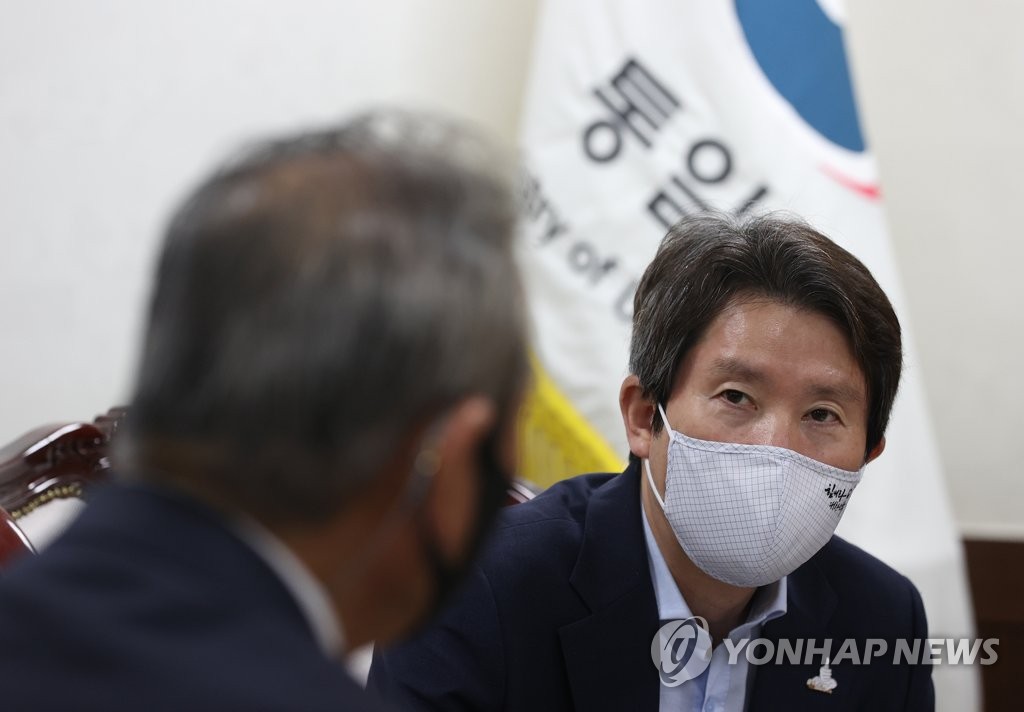 발언하는 이인영 장관