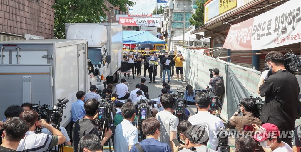 Legal representatives for Sarang Jeil Church hold a press conference near the church compound in Seoul on Aug. 23, 2020, threatening legal action against government officials for a recent raid into the church. (Yonhap)