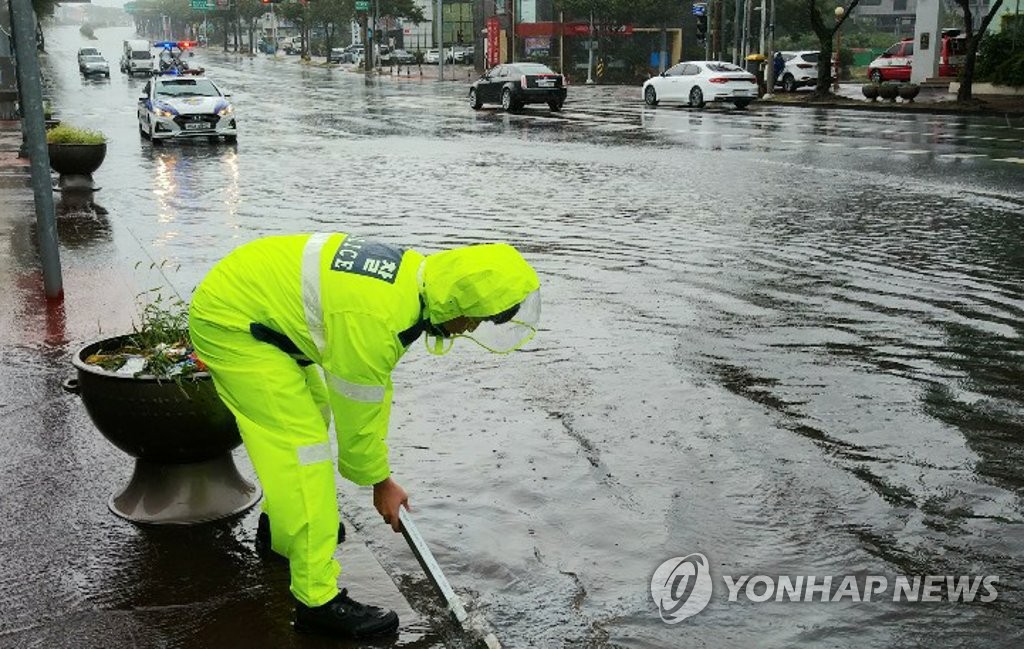 강한 비바람에 제주 시내 도로 침수