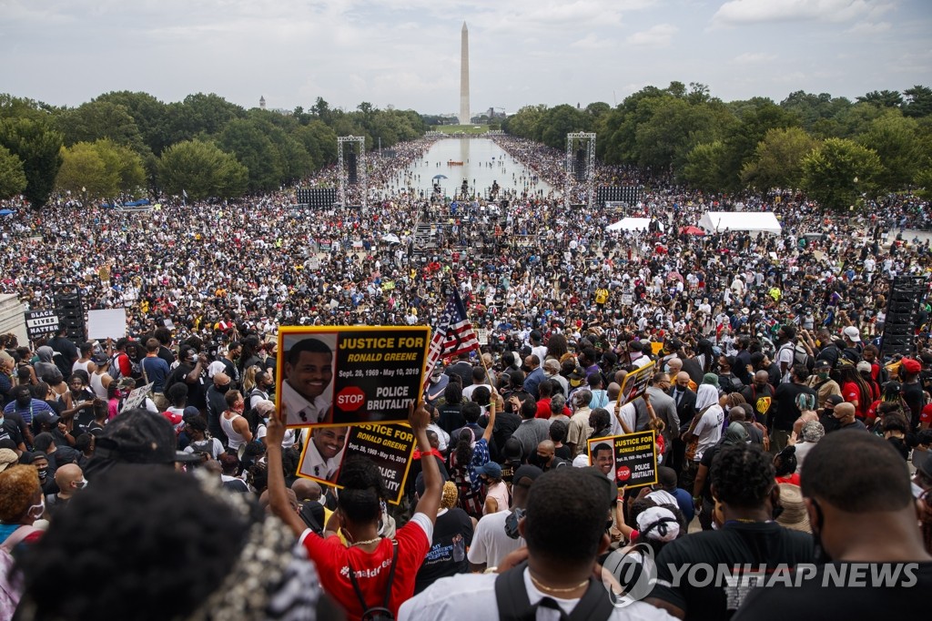 킹 목사 연설 장소에 모인 인종 차별 항위 시위대