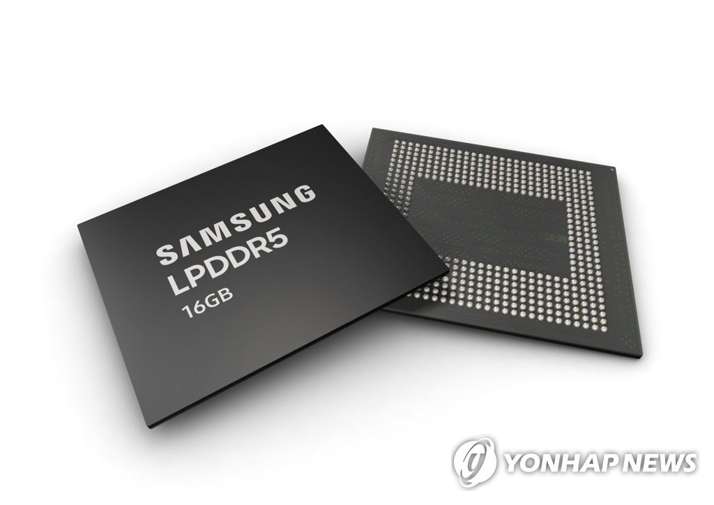 This file image, provided by Samsung Electronics Co. on Aug. 30, 2020, shows Samsung Electronics Co.'s 16GB LPDDR5 mobile DRAM chip. (PHOTO NOT FOR SALE) (Yonhap)