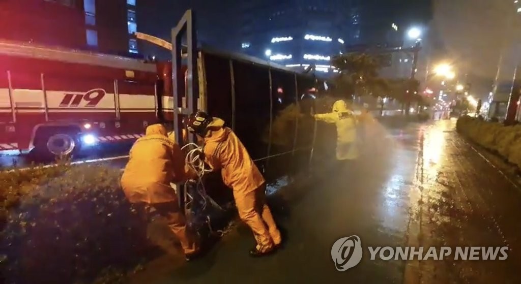 강풍에 쓰러지는 택시 승강장