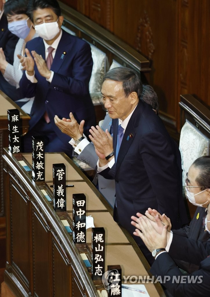 '아베가 지켜보고 있다'…일본 총리로 선출된 스가