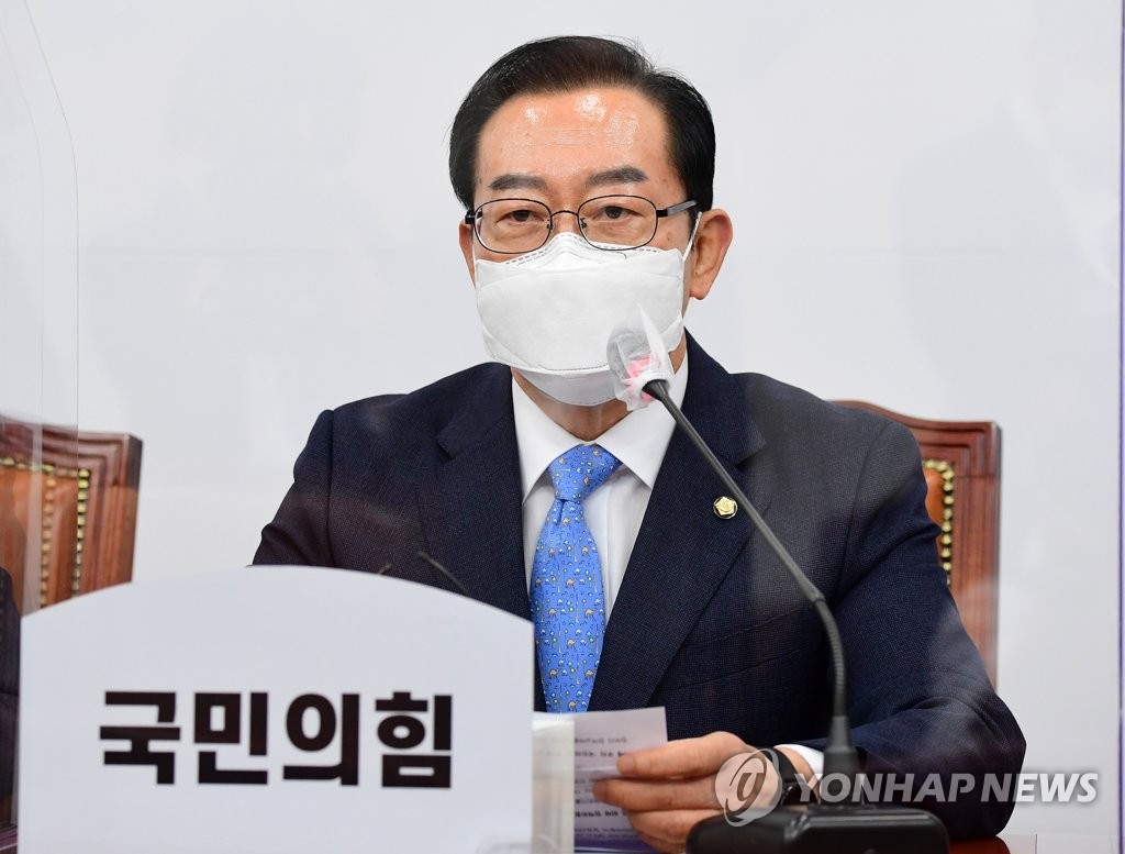 정책위의장단 제1차 회의에서 발언하는 이종배 정책위의장