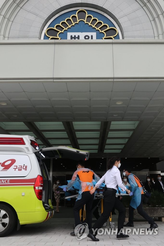 Ex-justice minister's wife falls at hearing Ex-justice minister's wife falls at hearing