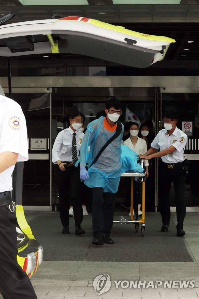 Ex-justice minister's wife falls at hearing Ex-justice minister's wife falls at hearing