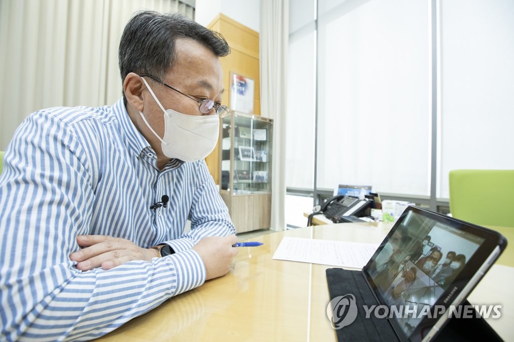 시험 채점팀 온택트로 격려하는 황서종 처장