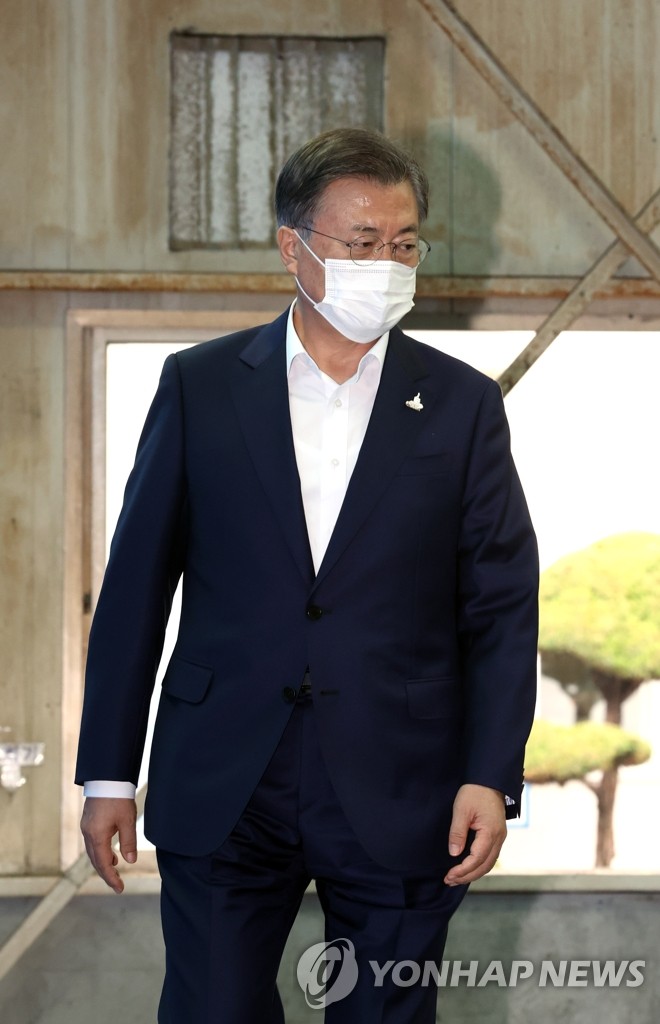 단상 향하는 문 대통령