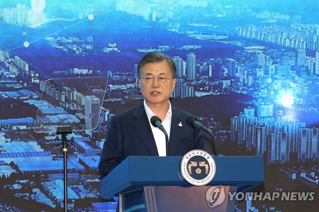 President Moon Jae-in delivers a speech during a visit to the National Industrial Complex in Changwon, South Gyeongsang Province, 300 kilometers south of Seoul, on Sept. 17, 2020. (Yonhap)
