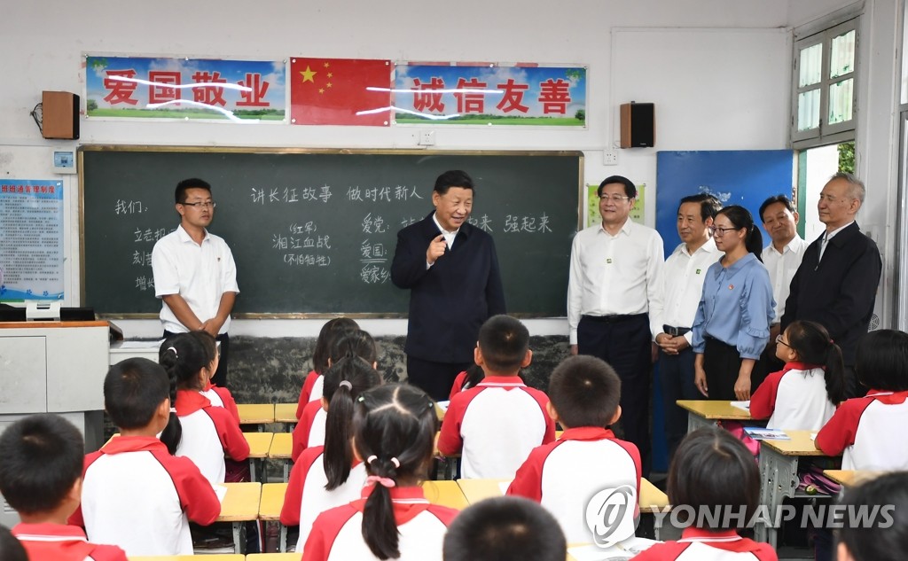 후난성 학생들에게 덕담 건네는 시진핑