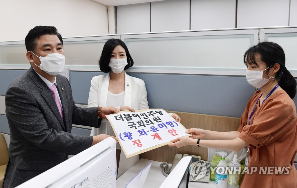 황희ㆍ윤미향 의원 징계안 제출하는 최승재와 배현진