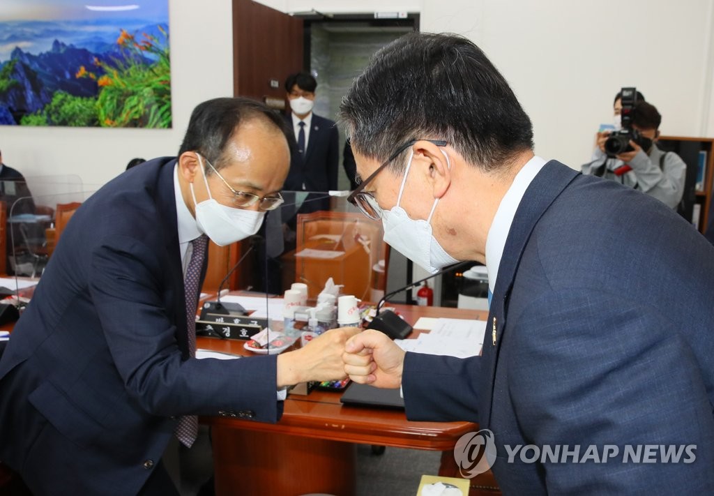 4차 추경조정소위 인사하는 정성호 소위원장과 추경호 간사
