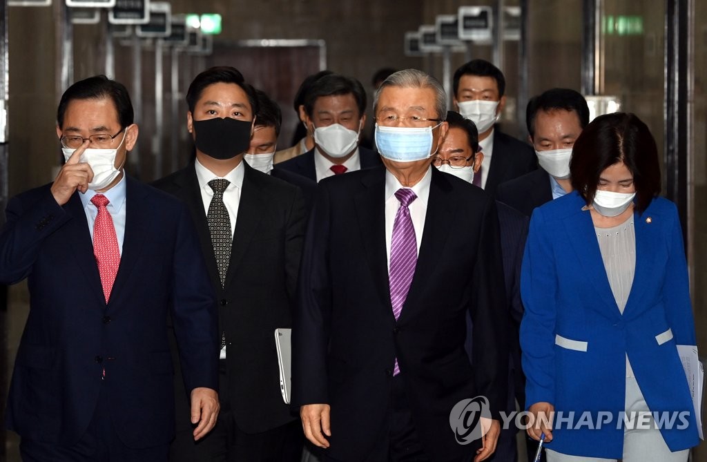 비대위 회의장 향하는 김종인-주호영