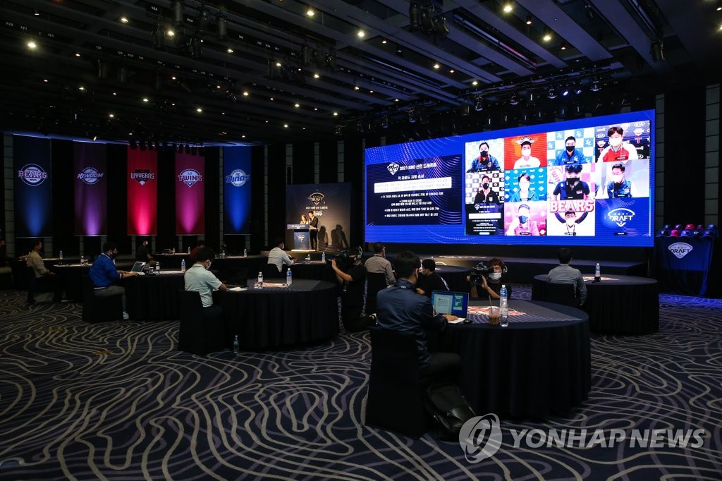 This photo provided by the Korea Baseball Organization (KBO) on Sept. 21, 2020, shows a video screen with officials from 10 KBO clubs taking part in the virtual amateur draft in Seoul. (PHOTO NOT FOR SALE) (Yonhap)