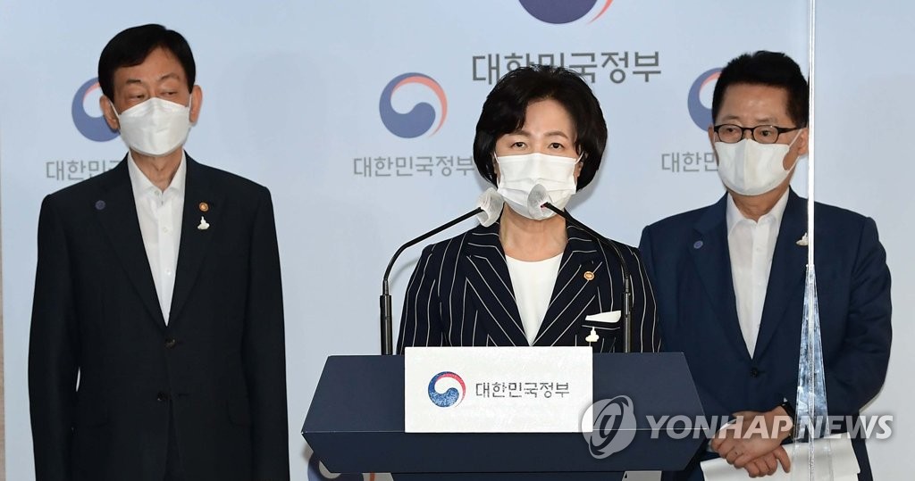 In this file photo taken on Sept. 21, 2020, Justice Minister Choo Mi-ae (C) speaks during a briefing on the outcome of the second strategic meeting on the reform of the National Intelligence Service, the prosecution and the police at the government complex in Seoul. (Pool photo) (Yonhap)