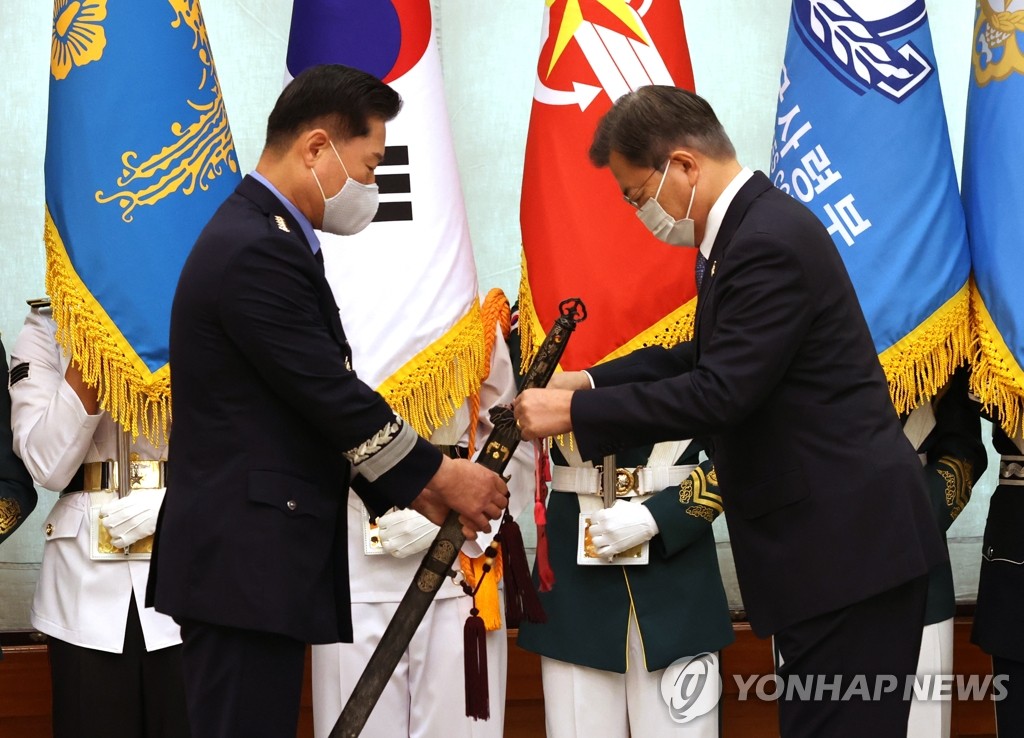 Moon attends ceremony for new JCS chairman Moon attends ceremony for new JCS chairman