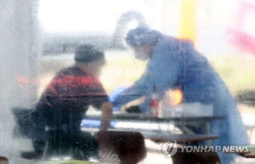 코로나 검사 돕는 의료진