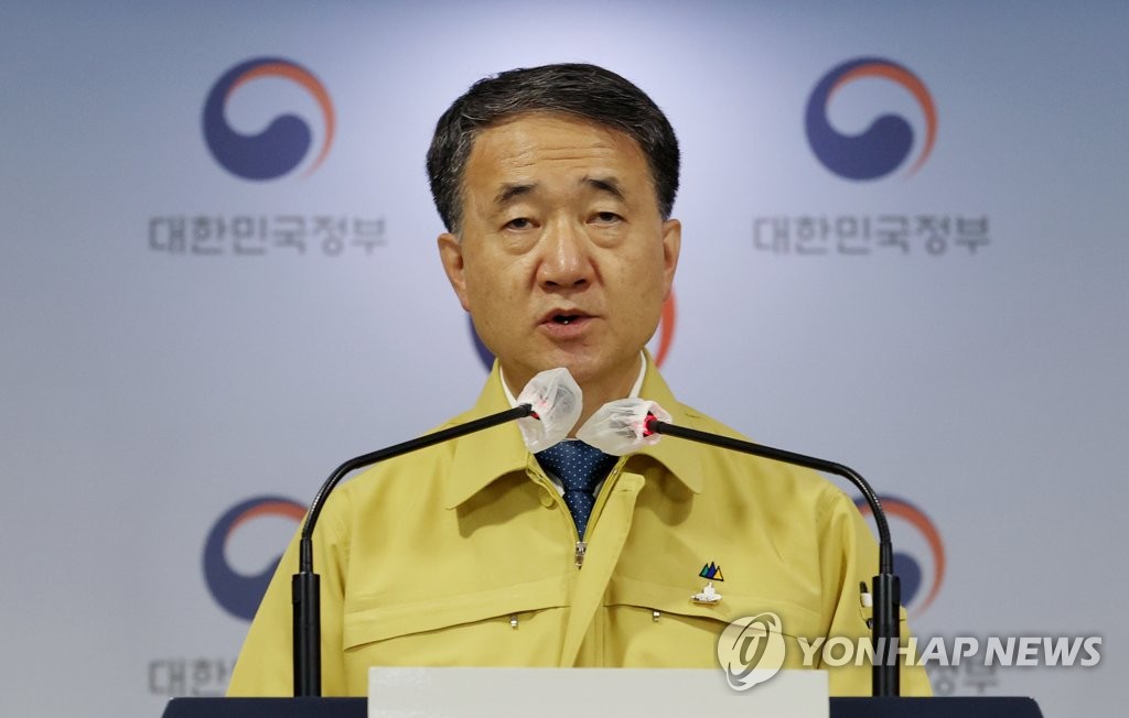 연휴 거리두기 단계 관련 발표하는 박능후 장관