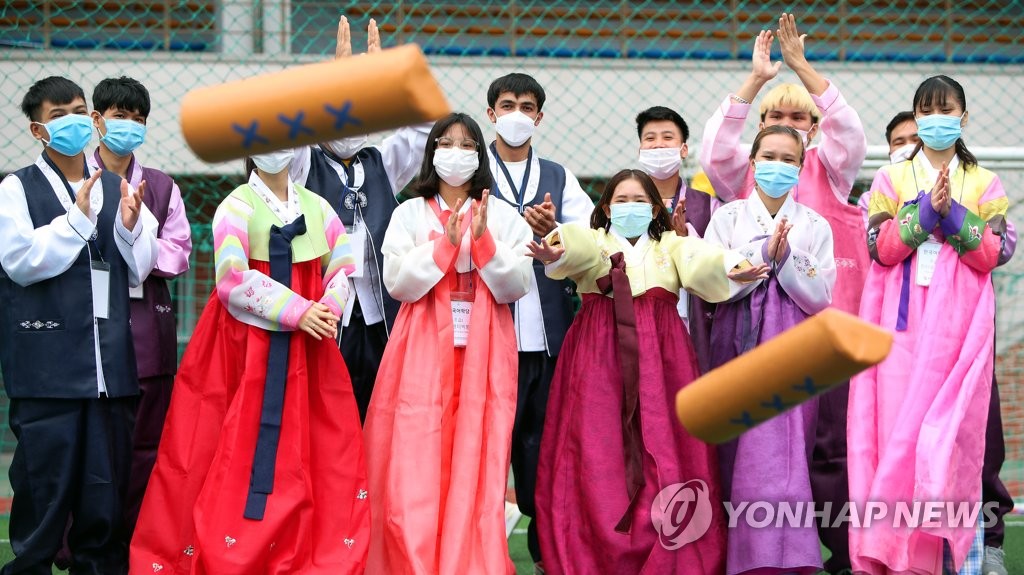 ′신나는 윷놀이′…추석맞이 한국문화 체험하는 외국인 유학생들 