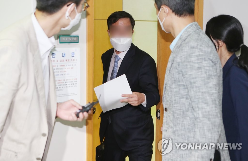 구속영장 심사받고 나오는 대구경찰청 경무관