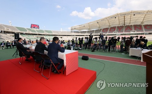 코로나19 예방 위해 야외에서 열린 기자회견