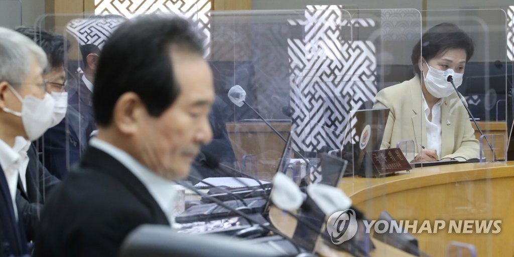 정세균 총리 발언 메모하는 김현미 장관