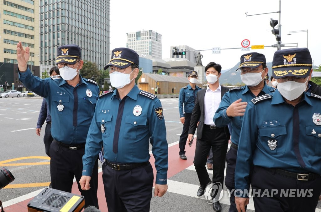 광화문 현장 점검하는 경찰청장