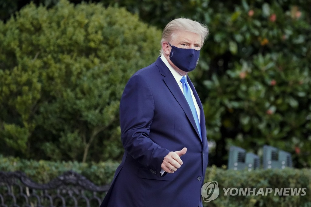 '코로나19 확진' 트럼프, 병원으로 향하며 '엄지 척'