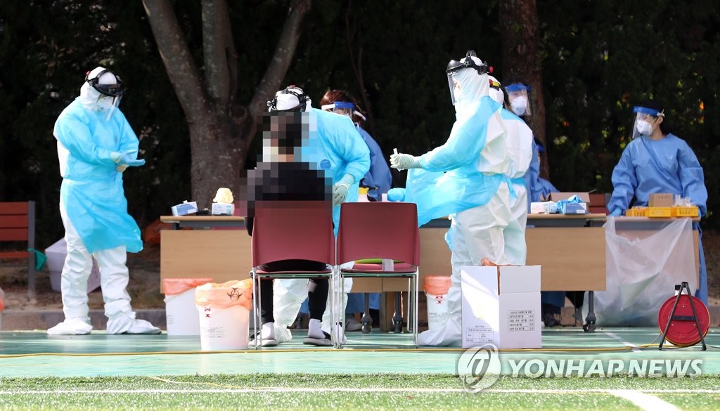 검사로 분주한 임시 선별진료소