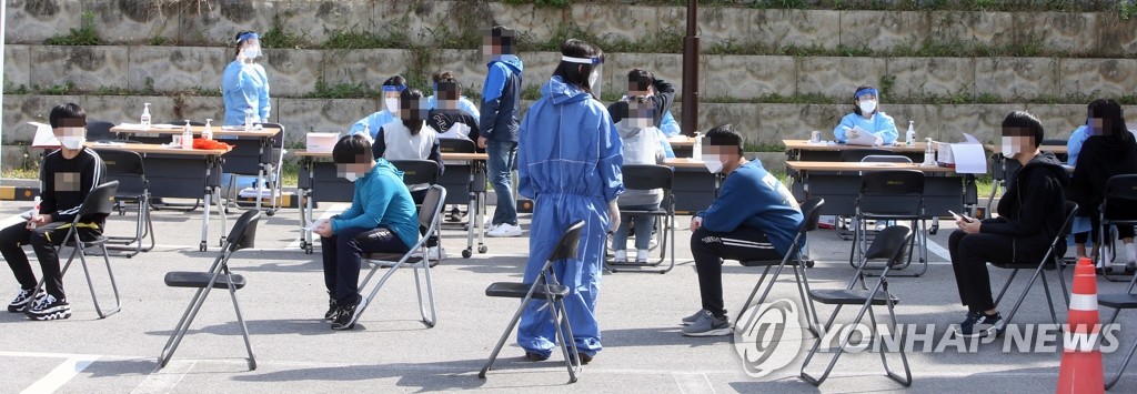 코로나19 검사 기다리는 학생들.[연합뉴스 자료 사진]