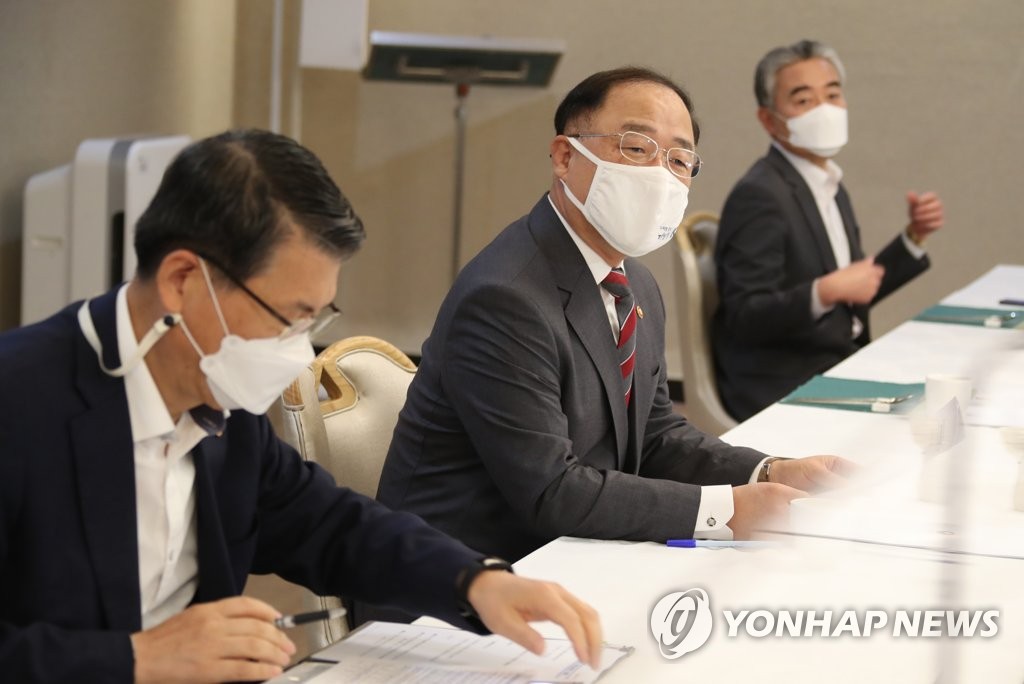 부동산시장 점검 장관회의 주재하는 홍남기 부총리