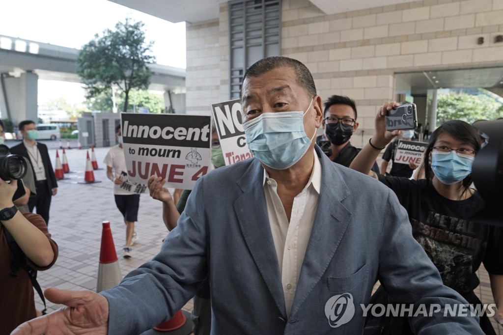 지난 10월 법정 출두하는 홍콩 빈과일보 사주 지미 라이