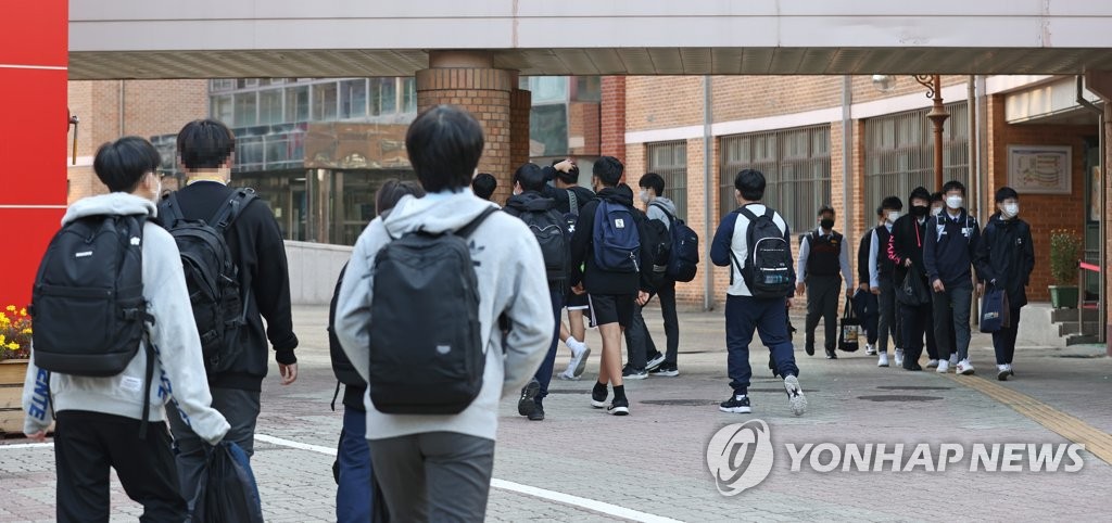 지난해 10월 19일 오전 서울 용산구의 한 중학교에서 학생들이 등교하고 있다. [연합뉴스 자료사진]