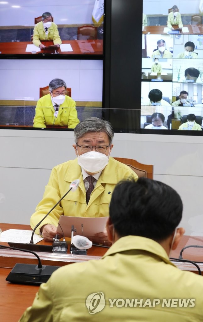 고용노동 위기대응 회의 주재하는 이재갑 장관